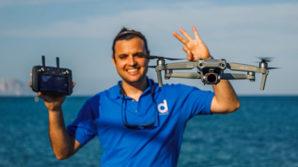 Dani con el smartController y el dji air 2S